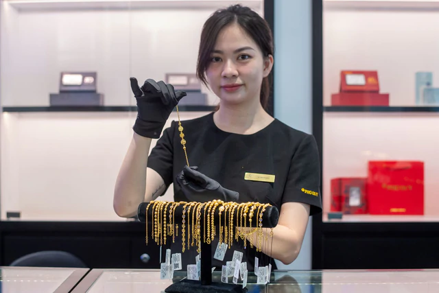 Giá vàng sáng 13/10: Đồng loạt rời đỉnh tuần ảnh 1 Giá vàng sáng 13/10: Đồng loạt rời đỉnh tuần - Ảnh 1.