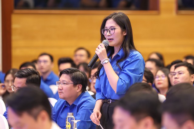 Kỹ sư công ty robot của Vingroup đặt câu hỏi nóng về việc làm thời AI, Bộ trưởng Nội vụ trả lời thẳng về 1,6 triệu thanh niên “ba không” - Ảnh 1.
