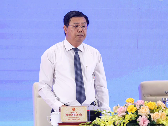 Kỹ sư công ty robot của Vingroup đặt câu hỏi nóng về việc làm thời AI, Bộ trưởng Nội vụ trả lời thẳng về 1,6 triệu thanh niên “ba không” - Ảnh 2.