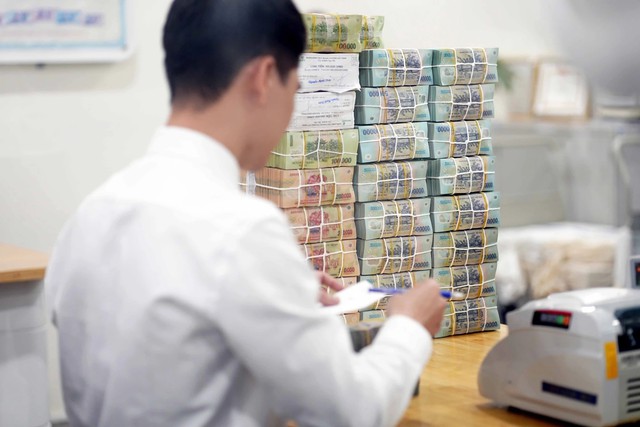 Lãi suất thả nổi vay mua nhà chạm mốc 15%/năm, người vay thấp thỏm trước kỳ hết ưu đãi - Ảnh 1.