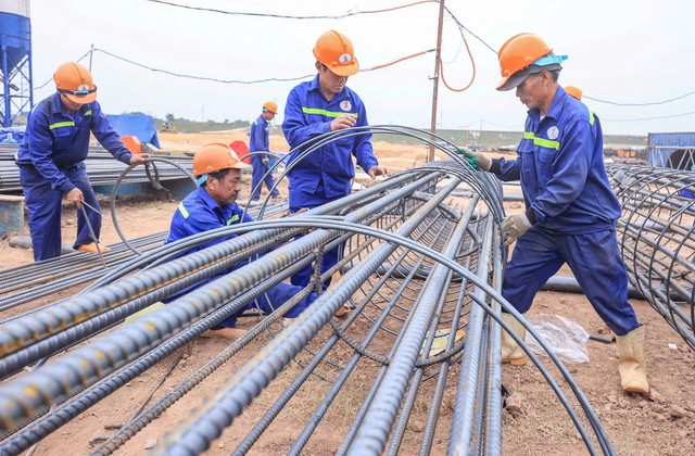 Giá nhân công xây dựng chạm mức 1 triệu đồng/công, doanh nghiệp chấp nhận trả lương trước 3 tháng để giữ người - Ảnh 1.