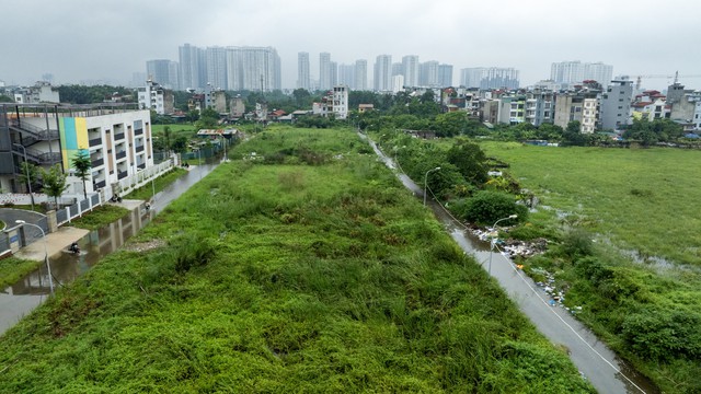 Vĩnh Hưng trước cuộc tái thiết: Kề những khu đô thị triệu đô, đường vẫn chật hẹp cứ mưa là ngập ảnh 2 Vĩnh Hưng trước cuộc tái thiết: Kề những khu đô thị triệu đô, đường vẫn chật hẹp cứ mưa là ngập - Ảnh 2.