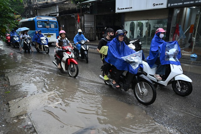 Vĩnh Hưng trước cuộc tái thiết: Kề những khu đô thị triệu đô, đường vẫn chật hẹp cứ mưa là ngập ảnh 4 Vĩnh Hưng trước cuộc tái thiết: Kề những khu đô thị triệu đô, đường vẫn chật hẹp cứ mưa là ngập - Ảnh 4.