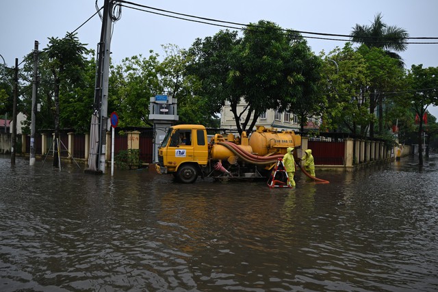 Vĩnh Hưng trước cuộc tái thiết: Kề những khu đô thị triệu đô, đường vẫn chật hẹp cứ mưa là ngập ảnh 6 Vĩnh Hưng trước cuộc tái thiết: Kề những khu đô thị triệu đô, đường vẫn chật hẹp cứ mưa là ngập - Ảnh 6.